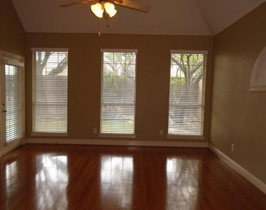 6905 Vista Ridge Court - Photo Thumbnail 10