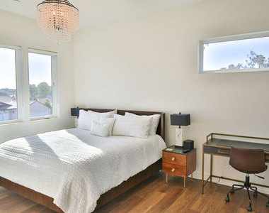 8505 Belford Avenue - Photo Thumbnail 2