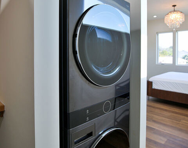 8505 Belford Avenue - Photo Thumbnail 6
