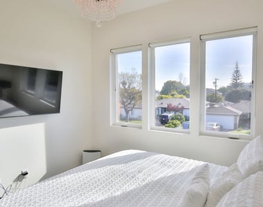 8505 Belford Avenue - Photo Thumbnail 9
