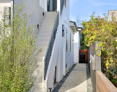 8505 Belford Avenue - Photo Thumbnail 13