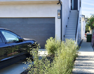 8505 Belford Avenue - Photo Thumbnail 12