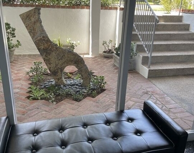 9297 Burton Way - Photo Thumbnail 8