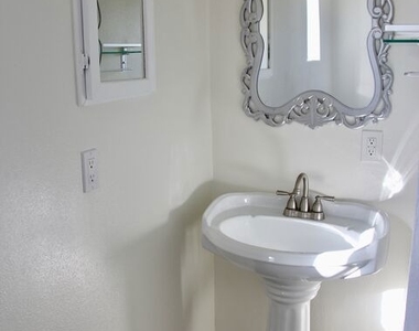1239 S Hudson Avenue - Photo Thumbnail 12
