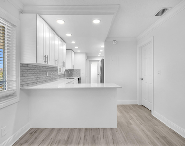 1015 Spanish River Road - Photo Thumbnail 5