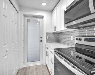 1015 Spanish River Road - Photo Thumbnail 9
