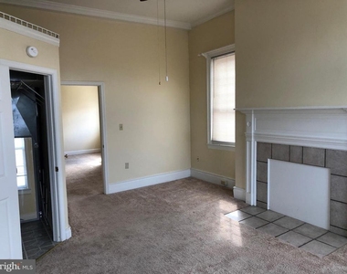 104 Loudoun Street S - Photo Thumbnail 2