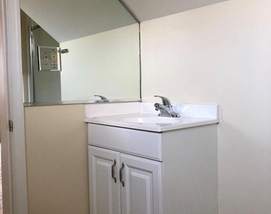 104 Loudoun Street S - Photo Thumbnail 10
