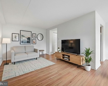 2402 Pond View Drive - Photo Thumbnail 16