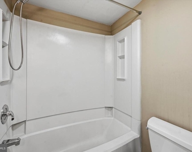 2402 Pond View Drive - Photo Thumbnail 13
