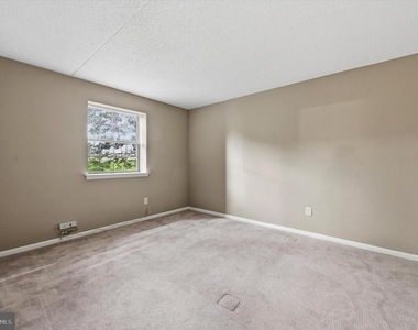 2402 Pond View Drive - Photo Thumbnail 8