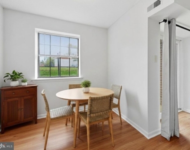2402 Pond View Drive - Photo Thumbnail 15