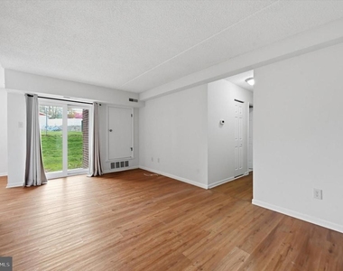 2402 Pond View Drive - Photo Thumbnail 5