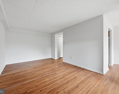 2402 Pond View Drive - Photo Thumbnail 6