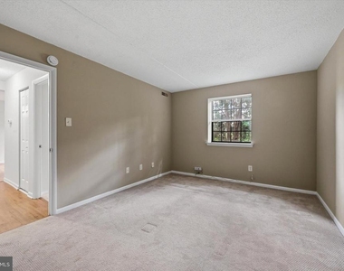 2402 Pond View Drive - Photo Thumbnail 9