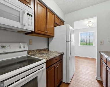 2402 Pond View Drive - Photo Thumbnail 3