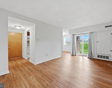 2402 Pond View Drive - Photo Thumbnail 4