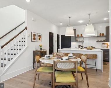 111 E Cromwell Street - Photo Thumbnail 2