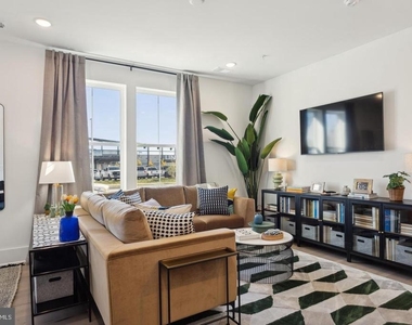 111 E Cromwell Street - Photo Thumbnail 3