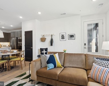111 E Cromwell Street - Photo Thumbnail 6