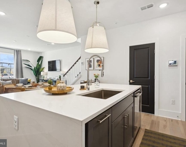 111 E Cromwell Street - Photo Thumbnail 10