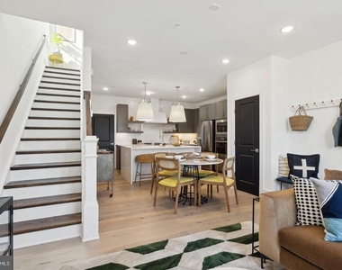 111 E Cromwell Street - Photo Thumbnail 7