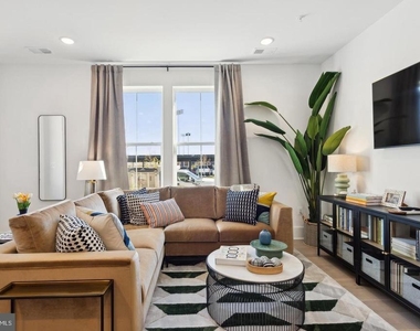 111 E Cromwell Street - Photo Thumbnail 4