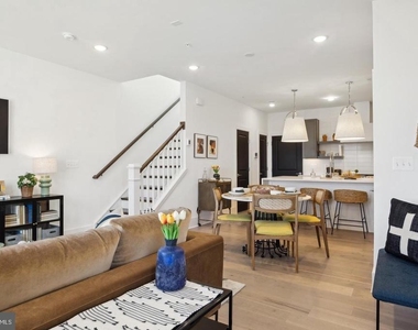 111 E Cromwell Street - Photo Thumbnail 1