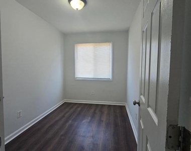 520 56th Street Ne - Photo Thumbnail 2