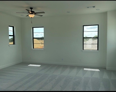 3218 Royal Oaks Hollow Lane - Photo Thumbnail 4