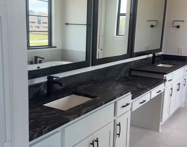 3218 Royal Oaks Hollow Lane - Photo Thumbnail 3