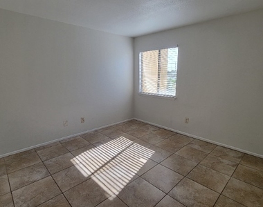 2937 Winkler Avenue - Photo Thumbnail 15
