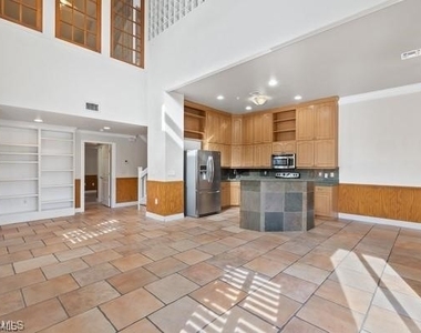 819 James Street - Photo Thumbnail 4