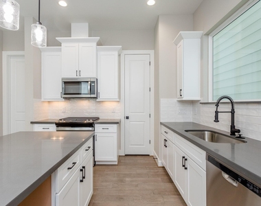 1439 W 25th Street - Photo Thumbnail 7