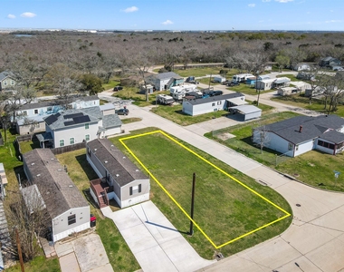 3035 Bay Oaks Harbor Drive - Photo Thumbnail 2