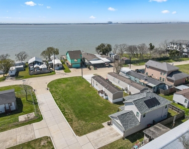 3035 Bay Oaks Harbor Drive - Photo Thumbnail 4