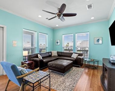 3923 Reeves Drive - Photo Thumbnail 4