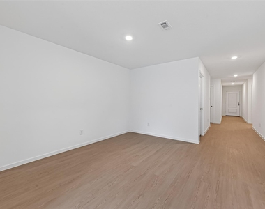 216 Amy Street - Photo Thumbnail 10