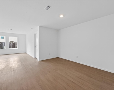 216 Amy Street - Photo Thumbnail 7