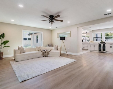 1104 S Lois Avenue - Photo Thumbnail 12