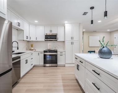 1104 S Lois Avenue - Photo Thumbnail 9