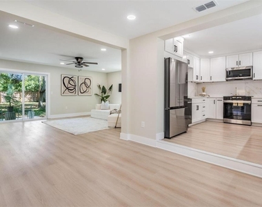 1104 S Lois Avenue - Photo Thumbnail 7