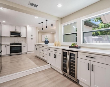1104 S Lois Avenue - Photo Thumbnail 8