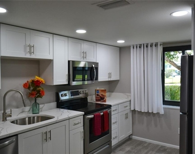 135 W Cypress Court - Photo Thumbnail 2