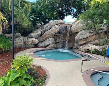 7250 Westpointe Boulevard - Photo Thumbnail 12