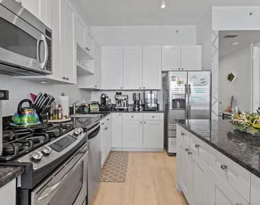 150 E Robinson Street - Photo Thumbnail 6