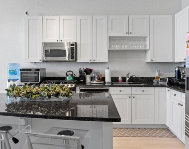 150 E Robinson Street - Photo Thumbnail 3