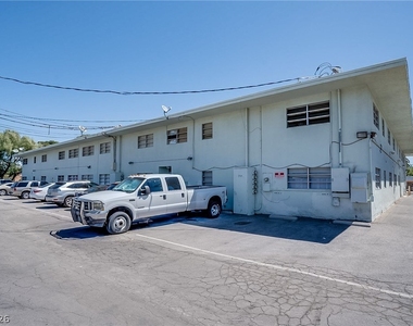 1700 Rexford Drive - Photo Thumbnail 9