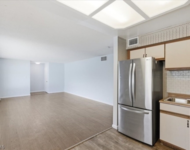 1700 Rexford Drive - Photo Thumbnail 19