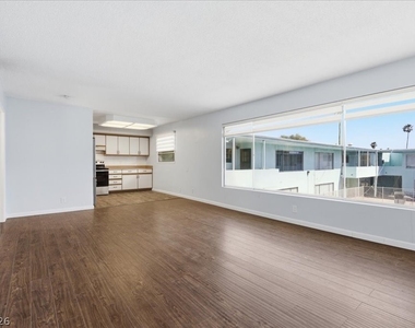 1700 Rexford Drive - Photo Thumbnail 16